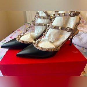 Valentino Garavani
Rockstud Leather Pumps.New with tags,dust bag and box. 41.